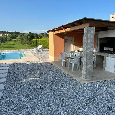 Dora House With Wifi And Outdoor Swimming Pool Hébergement de vacances *