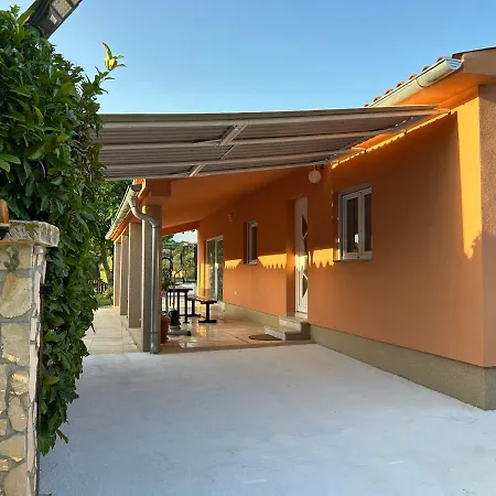 Hébergement de vacances Dora House With Wifi And Outdoor Swimming Pool *