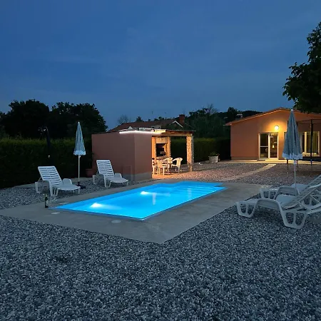 Dora House With Wifi And Outdoor Swimming Pool Holiday home *