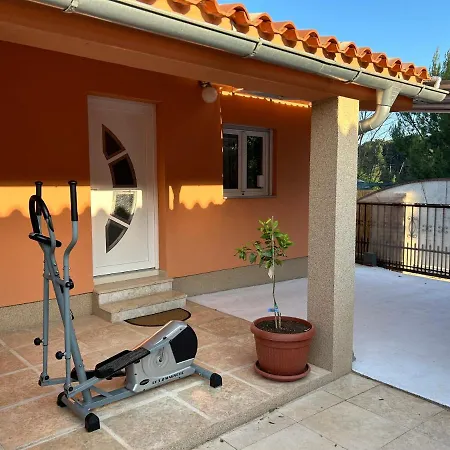 Dora House With Wifi And Outdoor Swimming Pool Holiday home *