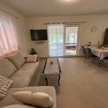 Dora House With Wifi And Outdoor Swimming Pool Holiday home